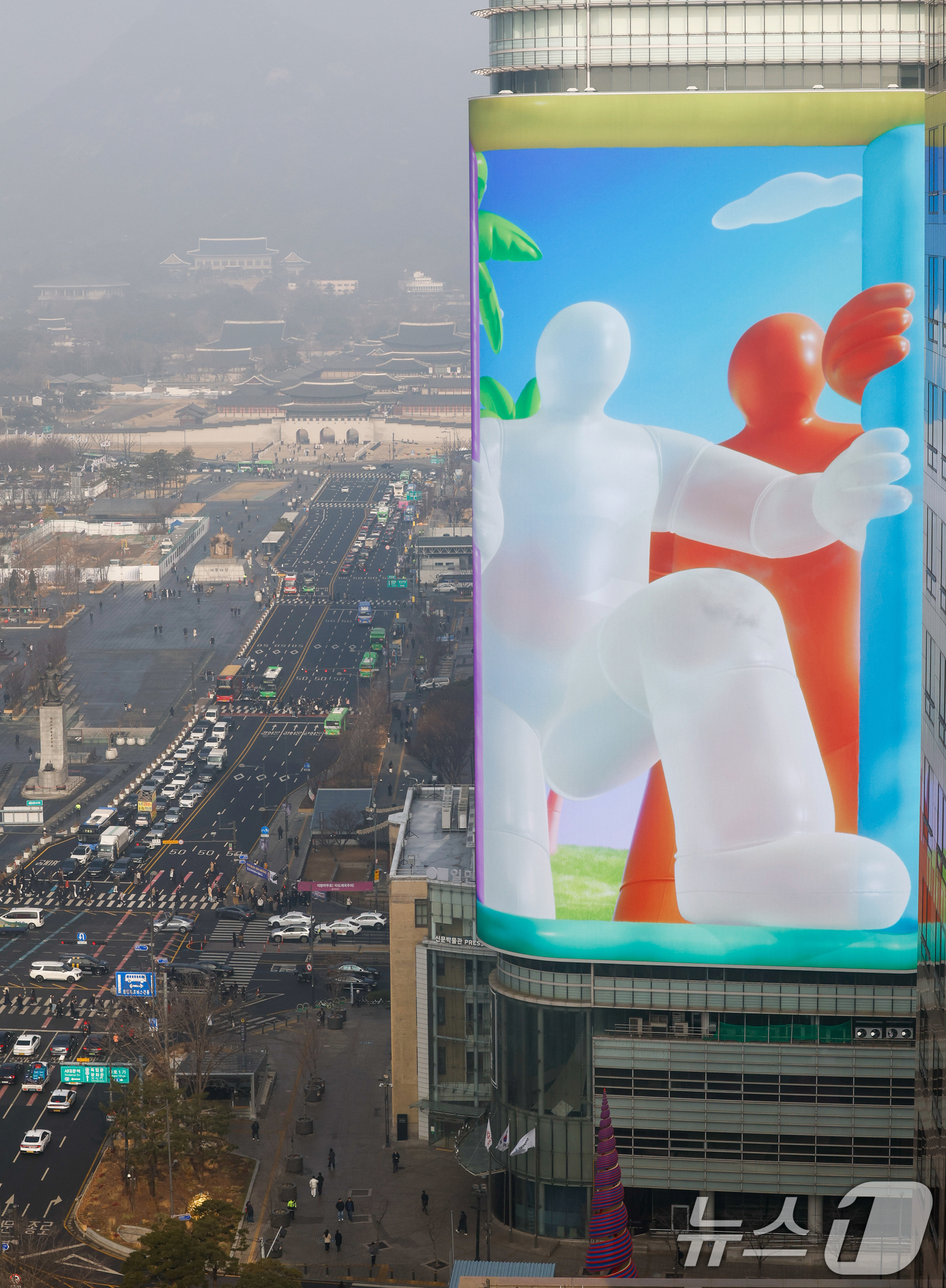 (서울=뉴스1) 안은나 기자 = 올해 들어 처음으로 서울에 미세먼지 주의보가 발령된 16일 서울 종로구 광화문광장, 경복궁, 청와대 일대가 뿌연 가운데 광고판의 하늘색 배경과 대조 …