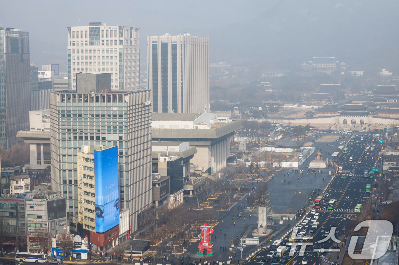 (서울=뉴스1) 안은나 기자 = 올해 들어 처음으로 서울에 미세먼지 주의보가 발령된 16일 서울 종로구 광화문광장, 경복궁, 청와대 일대가 뿌옇다. 2026.1.16/뉴스1