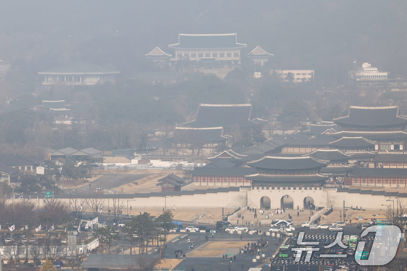 (서울=뉴스1) 안은나 기자 = 올해 들어 처음으로 서울에 미세먼지 주의보가 발령된 16일 서울 종로구 광화문광장, 경복궁, 청와대 일대가 뿌옇다. 2026.1.16/뉴스1