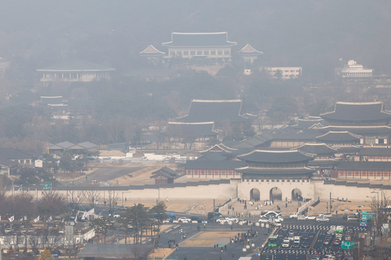 미세먼지에 덮인 경복궁 일대