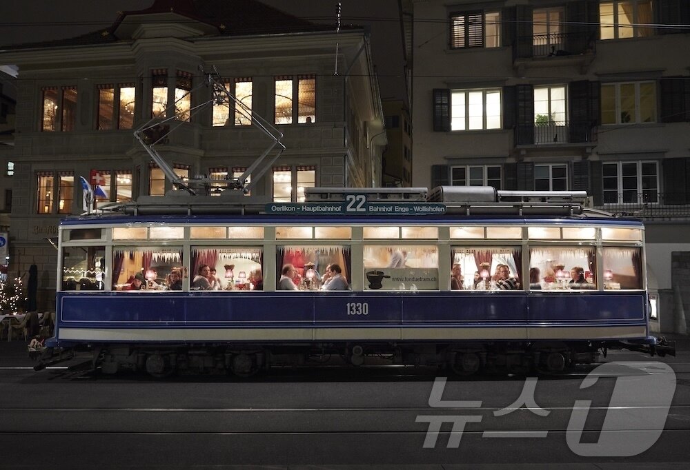 본문 이미지 - 취리히 도심을 달리는 퐁뒤 트램(스위스관광청 제공)