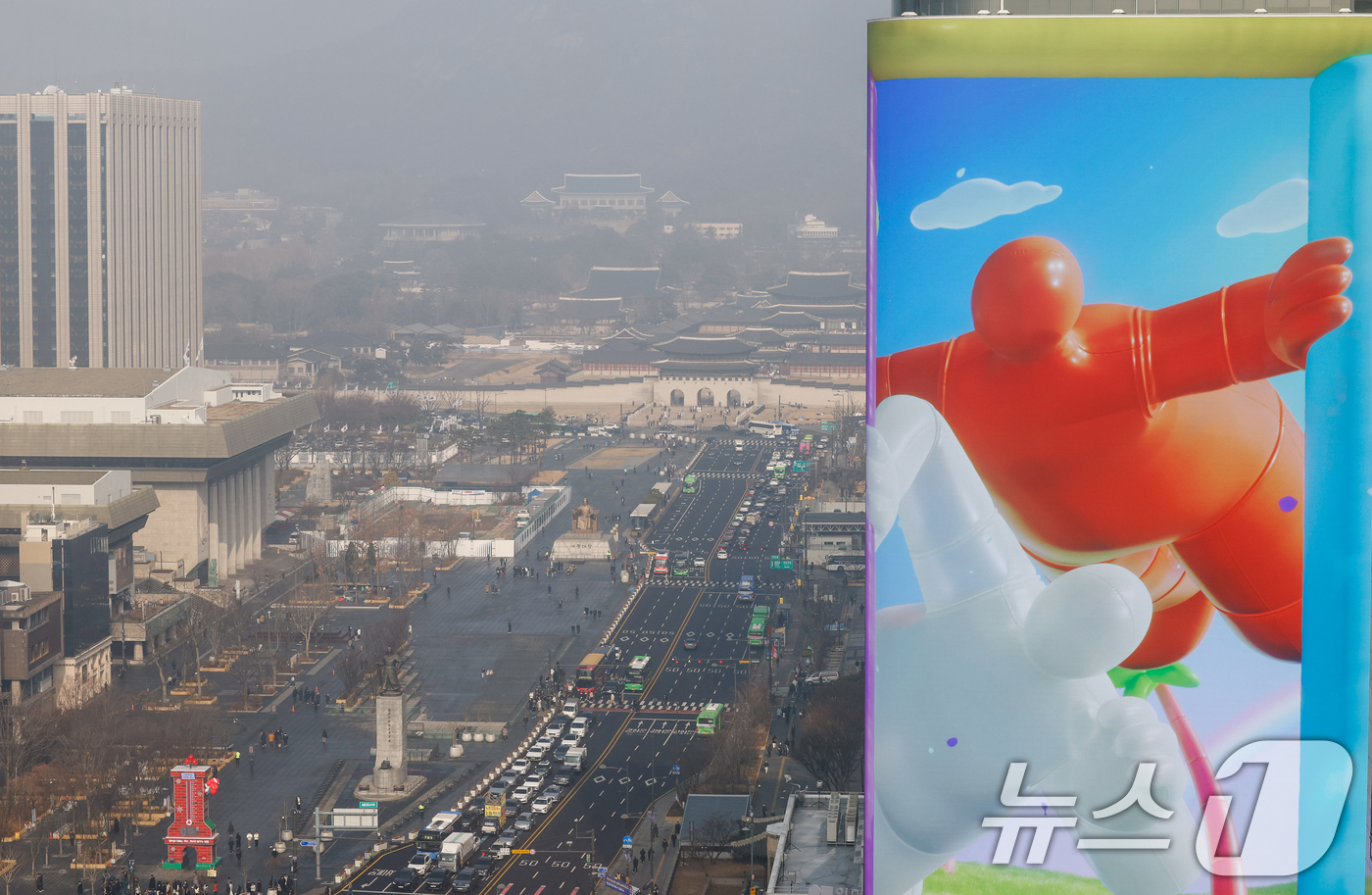 (서울=뉴스1) 안은나 기자 = 올해 들어 처음으로 서울에 미세먼지 주의보가 발령된 16일 서울 종로구 광화문광장, 경복궁, 청와대 일대가 뿌연 가운데 광고판의 하늘색 배경과 대조 …