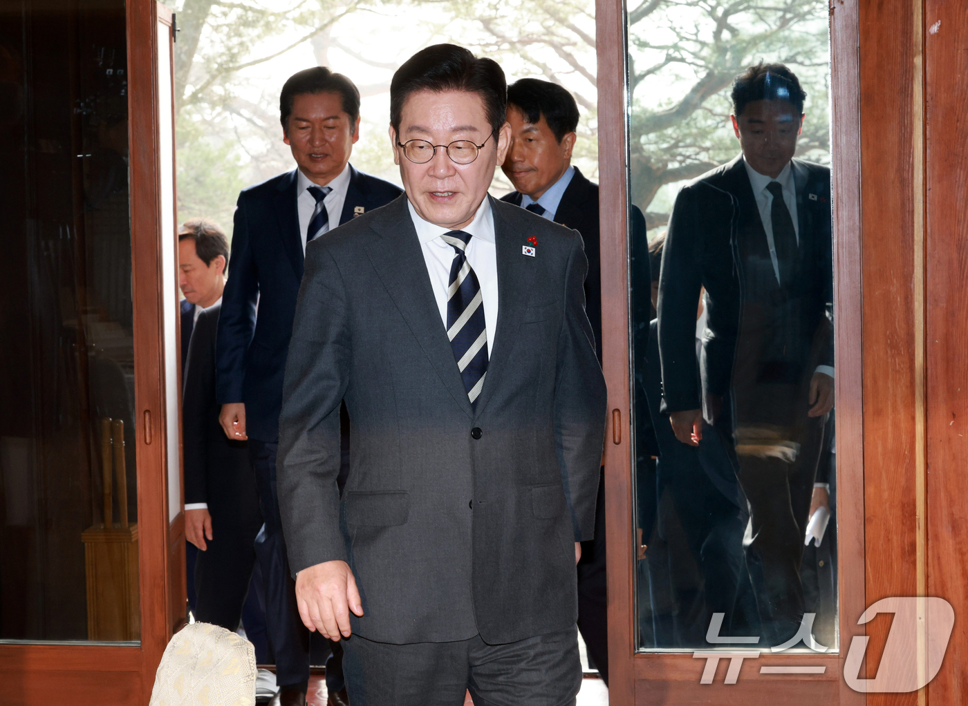 (서울=뉴스1) 허경 기자 = 이재명 대통령이 16일 청와대 상춘재에서 열린 정당 지도부 초청 오찬에 입장하고 있다. (청와대통신사진기자단) 2026.1.16/뉴스1