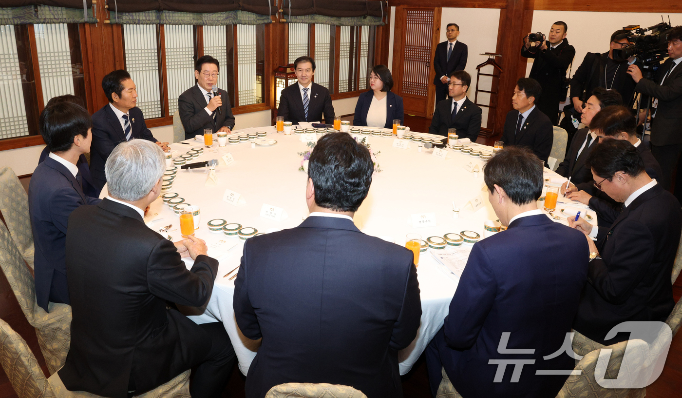 (서울=뉴스1) 허경 기자 = 이재명 대통령이 16일 청와대 상춘재에서 열린 정당 지도부 초청 오찬에서 발언하고 있다. (청와대통신사진기자단) 2026.1.16/뉴스1