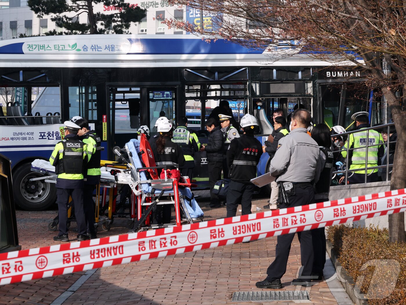 본문 이미지 - 16일 오후 서울 중구 NH농협은행 본점영업부를 시내버스가 들이받는 사고가 발생해 소방당국이 이를 수습하고 있다. 2026.1.16/뉴스1 ⓒ News1 황기선 기자