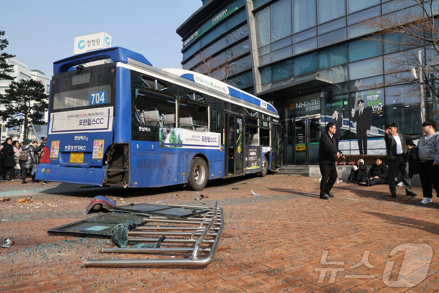(서울=뉴스1) 황기선 기자 = 16일 오후 서울 중구 NH농협은행 본점영업부를 시내버스가 들이받는 사고가 발생해 경찰과 소방당국이 이를 수습하고 있다. 2026.1.16/뉴스1