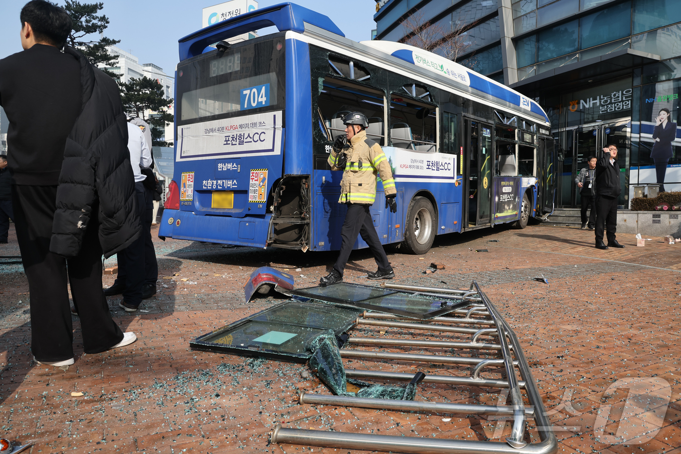 (서울=뉴스1) 황기선 기자 = 16일 오후 서울 중구 NH농협은행 본점영업부를 시내버스가 들이받는 사고가 발생해 경찰과 소방당국이 이를 수습하고 있다. 2026.1.16/뉴스1
