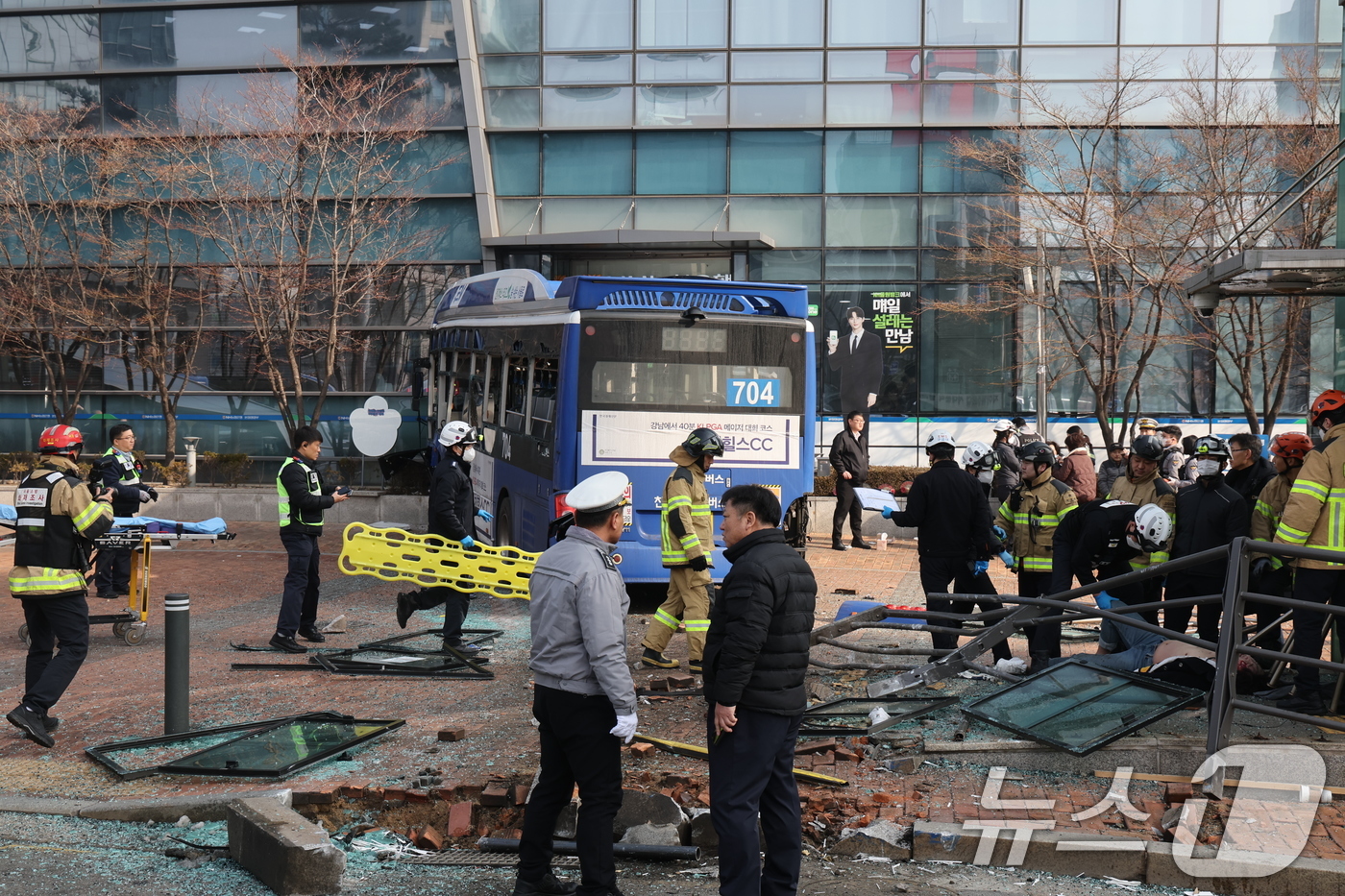 (서울=뉴스1) 황기선 기자 = 16일 오후 서울 중구 NH농협은행 본점영업부를 시내버스가 들이받는 사고가 발생해 경찰과 소방당국이 이를 수습하고 있다. 2026.1.16/뉴스1