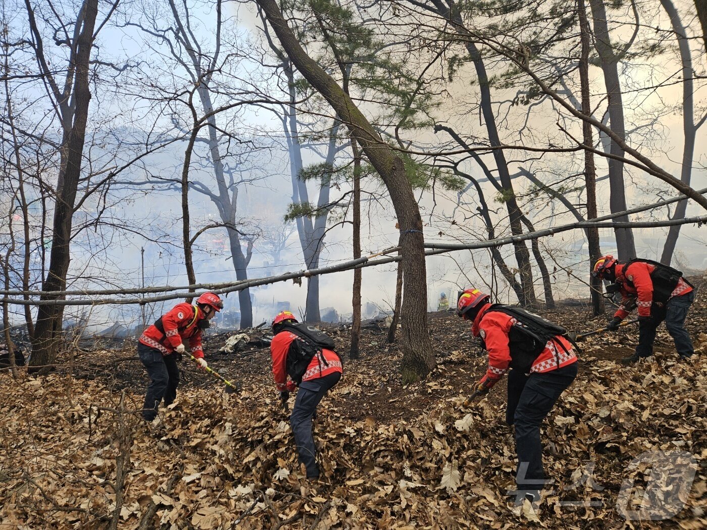 본문 이미지 - 산림청 산불특수진화대가 16일 오전8시 54분 서울특별시 강남구 구룡마을에서 발생한 주택 화재가 산림으로 확산되지 않도록 방화선을 구축하고 있다.(산림청 제공.재판매 및 DB금지)2026.1.16/뉴스1 ⓒ News1 박찬수 기자