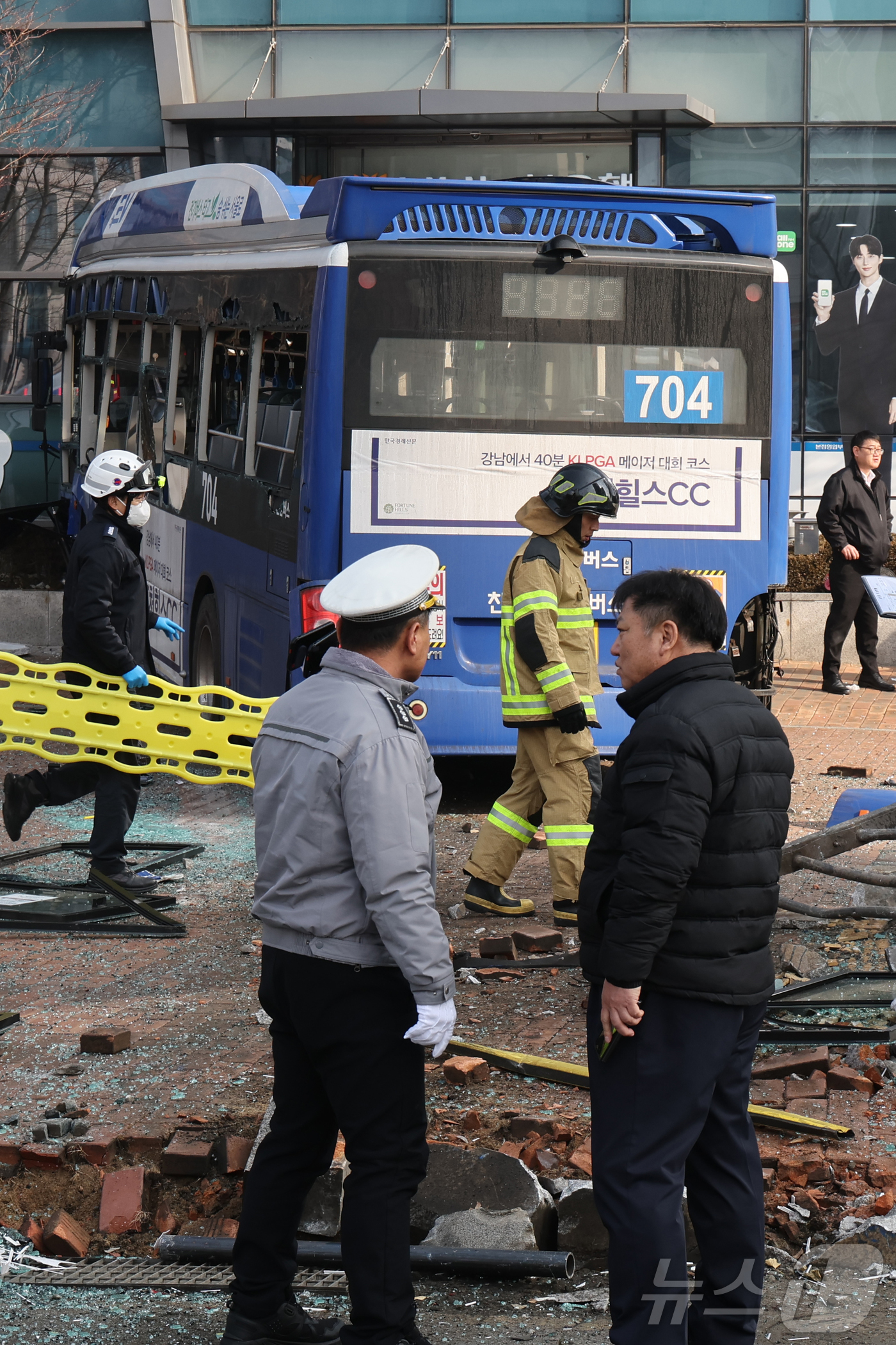(서울=뉴스1) 황기선 기자 = 16일 오후 서울 중구 NH농협은행 본점영업부를 시내버스가 들이받는 사고가 발생해 경찰과 소방당국이 이를 수습하고 있다. 2026.1.16/뉴스1