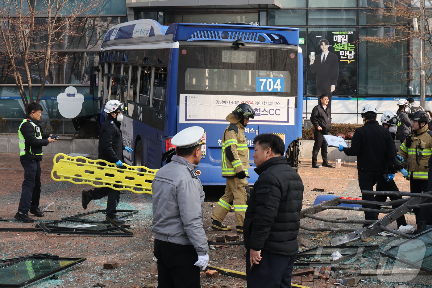 (서울=뉴스1) 황기선 기자 = 16일 오후 서울 중구 NH농협은행 본점영업부를 시내버스가 들이받는 사고가 발생해 경찰과 소방당국이 이를 수습하고 있다. 2026.1.16/뉴스1