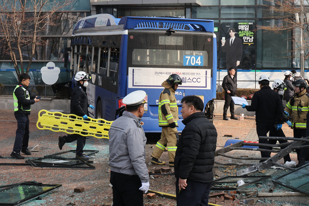 아수라장 된 NH농협은행 본점 일대