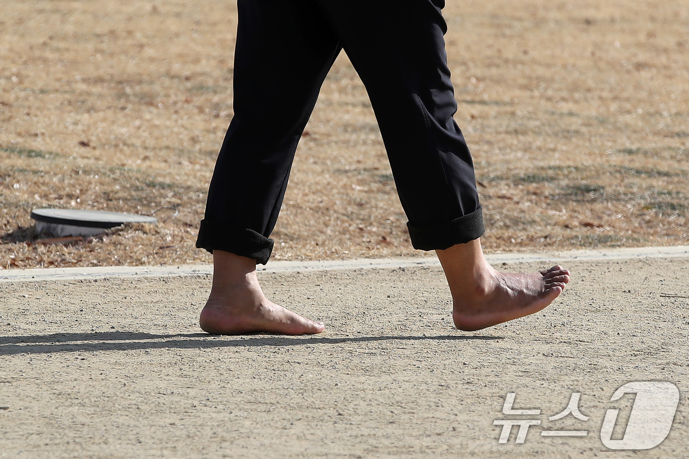 (대구=뉴스1) 공정식 기자 = 겨울답지 않게 포근한 날씨가 이어진 16일 대구 달서구 두류공원 2.28자유광장에서 한 시민이 맨발로 걷고 있다. 2026.1.16/뉴스1