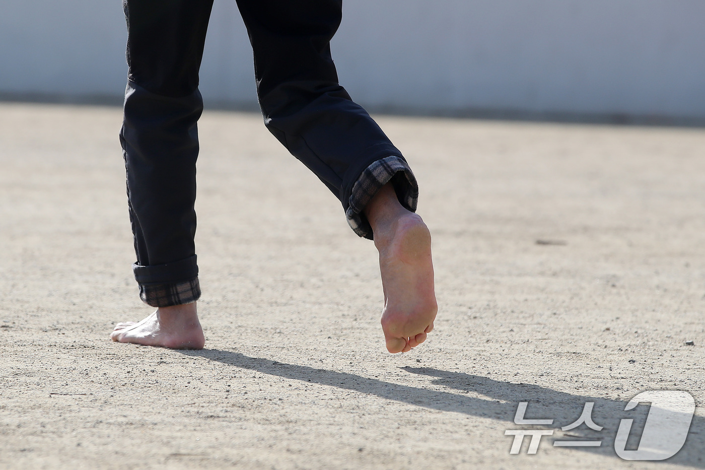 (대구=뉴스1) 공정식 기자 = 겨울답지 않게 포근한 날씨가 이어진 16일 대구 달서구 두류공원 2.28자유광장에서 한 시민이 맨발로 걷고 있다. 2026.1.16/뉴스1