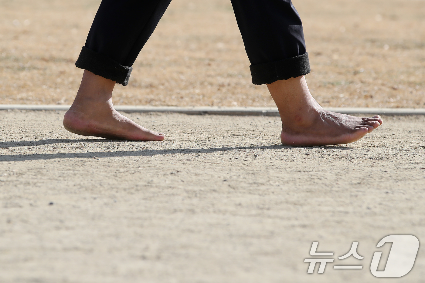 (대구=뉴스1) 공정식 기자 = 겨울답지 않게 포근한 날씨가 이어진 16일 대구 달서구 두류공원 2.28자유광장에서 한 시민이 맨발로 걷고 있다. 2026.1.16/뉴스1