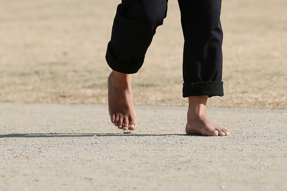 포근한 겨울 '맨발걷기'