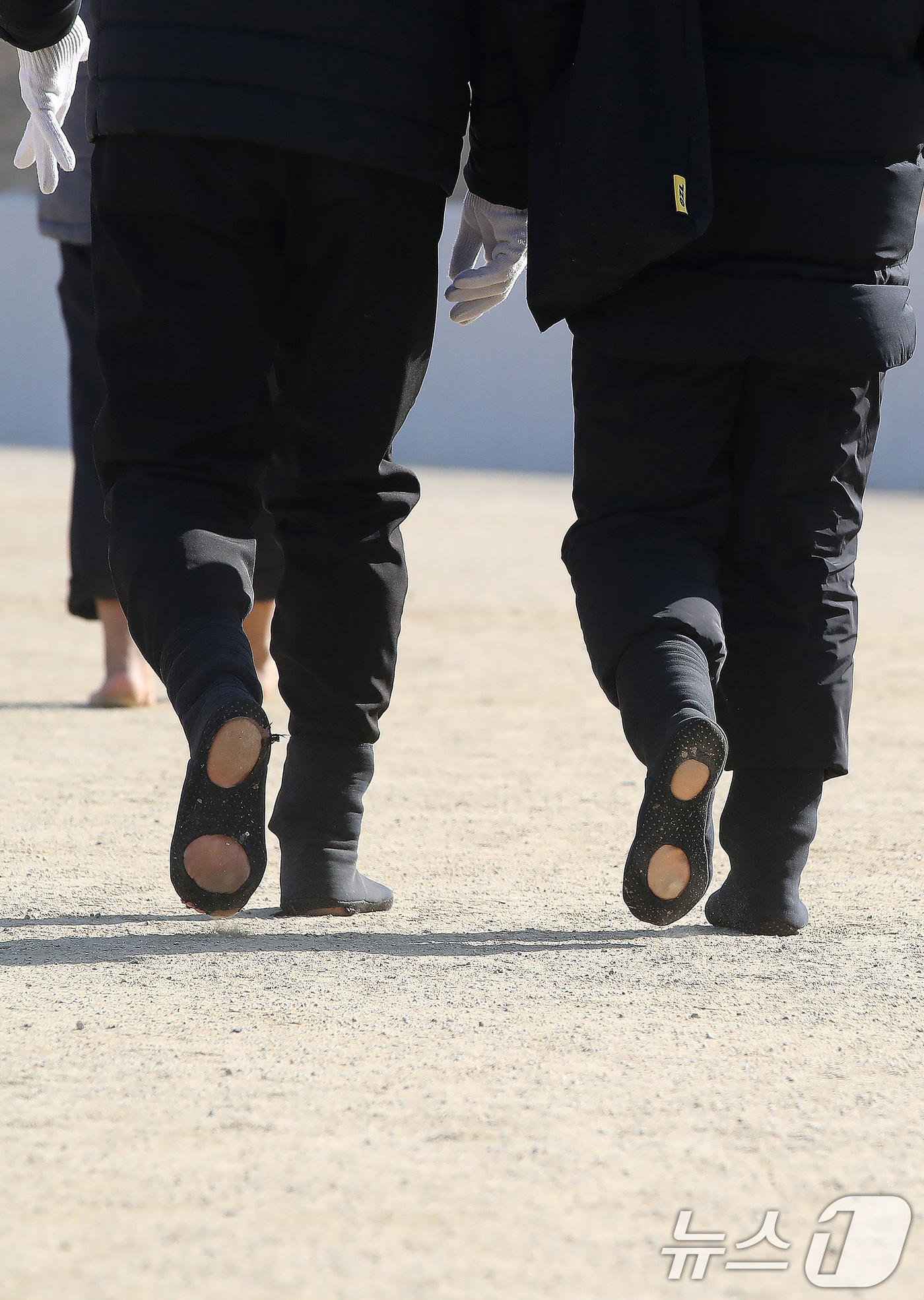 (대구=뉴스1) 공정식 기자 = 겨울답지 않게 포근한 날씨가 이어진 16일 대구 달서구 두류공원에서 맨발양말을 신은 시민들이 2.28자유광장을 걷고 있다.발바닥 앞뒤에 구멍이 뚫린 …