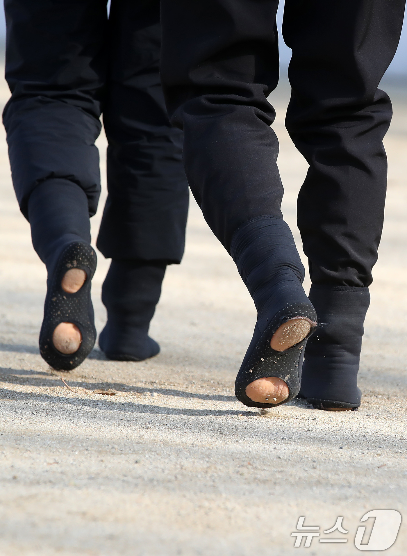 (대구=뉴스1) 공정식 기자 = 겨울답지 않게 포근한 날씨가 이어진 16일 대구 달서구 두류공원에서 맨발양말을 신은 시민들이 2.28자유광장을 걷고 있다.발바닥 앞뒤에 구멍이 뚫린 …