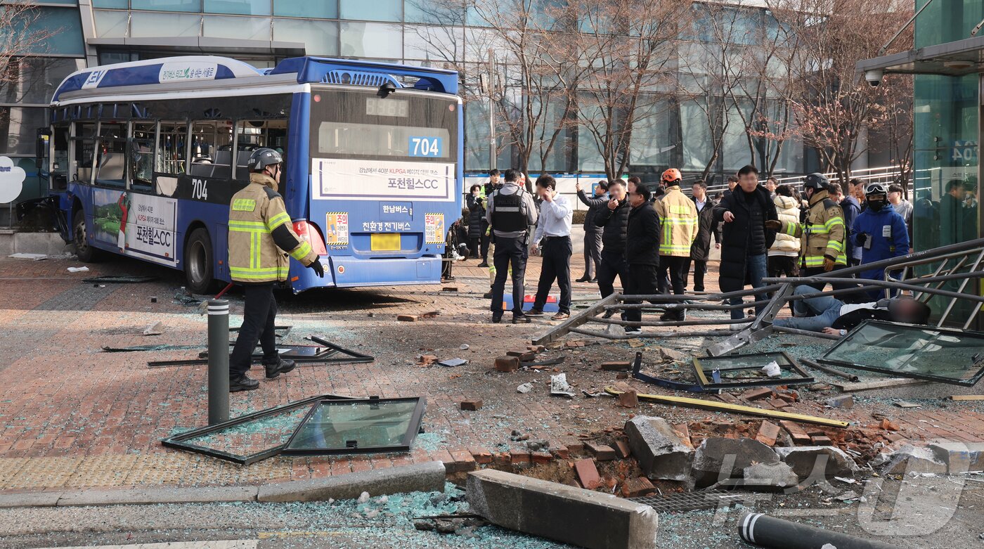 본문 이미지 - 16일 오후 서울 중구 NH농협은행 본점영업부를 시내버스가 들이받는 사고가 발생해 경찰과 소방당국이 이를 수습하고 있다. 2026.1.16/뉴스1 ⓒ News1 황기선 기자
