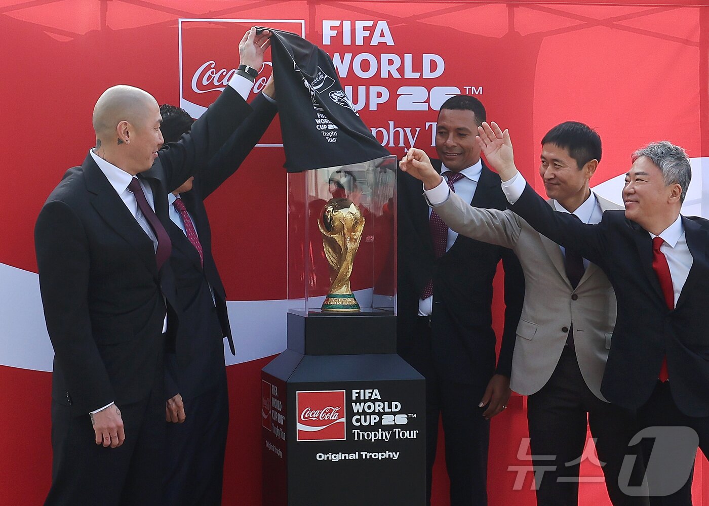 본문 이미지 - FIFA 레전드이자 전 브라질 축구 국가대표 선수 지우베르투 시우바가 ‘FIFA 월드컵™ 트로피 투어 by 코카-콜라’ 일정으로 방한해 2002 한·일 월드컵 한국 축구 국가대표 선수들과 함께 ‘오리지널 FIFA 월드컵™ 트로피’를 공개하고 있다.. 왼쪽부터 차두리 감독, 차범근 전 감독, 지우베르투 시우바, 이영표 해설위원, 이준엽 한국 코카콜라 대표. 2026.1.16/뉴스1 ⓒ News1 공항사진기자단