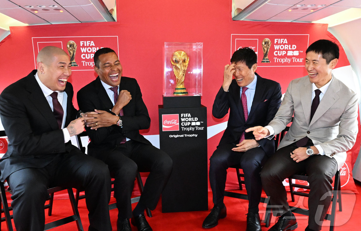 (서울=뉴스1) 공항사진기자단 = FIFA 레전드이자 전 브라질 축구 국가대표 선수 지우베르투 시우바(왼쪽 두 번째)가 16일 서울 강서구 김포비즈니스항공센터에 주기된 전세기에서 …