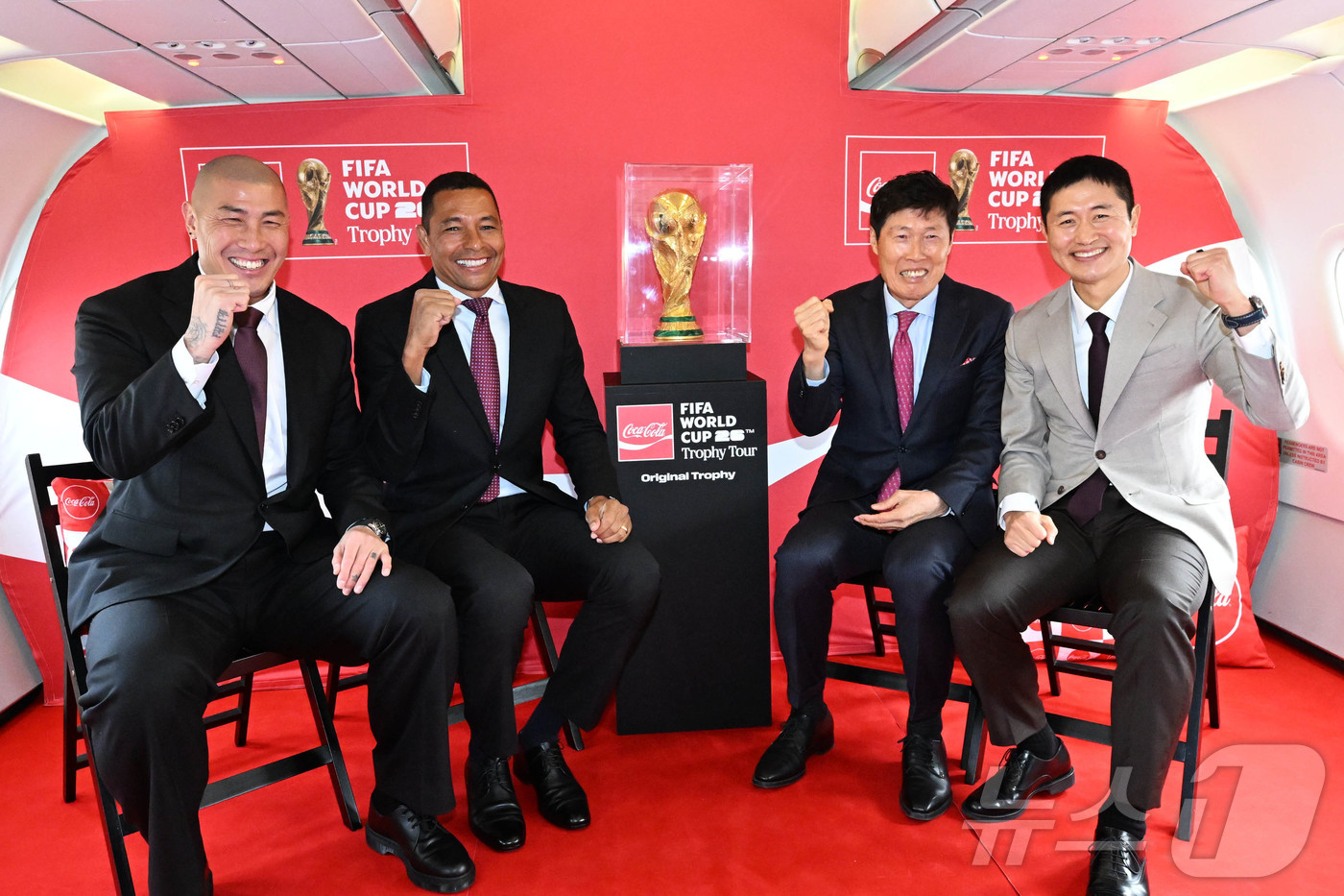 (서울=뉴스1) 공항사진기자단 = FIFA 레전드이자 전 브라질 축구 국가대표 선수 지우베르투 시우바(왼쪽 두 번째)가 16일 서울 강서구 김포비즈니스항공센터에 주기된 전세기에서 …