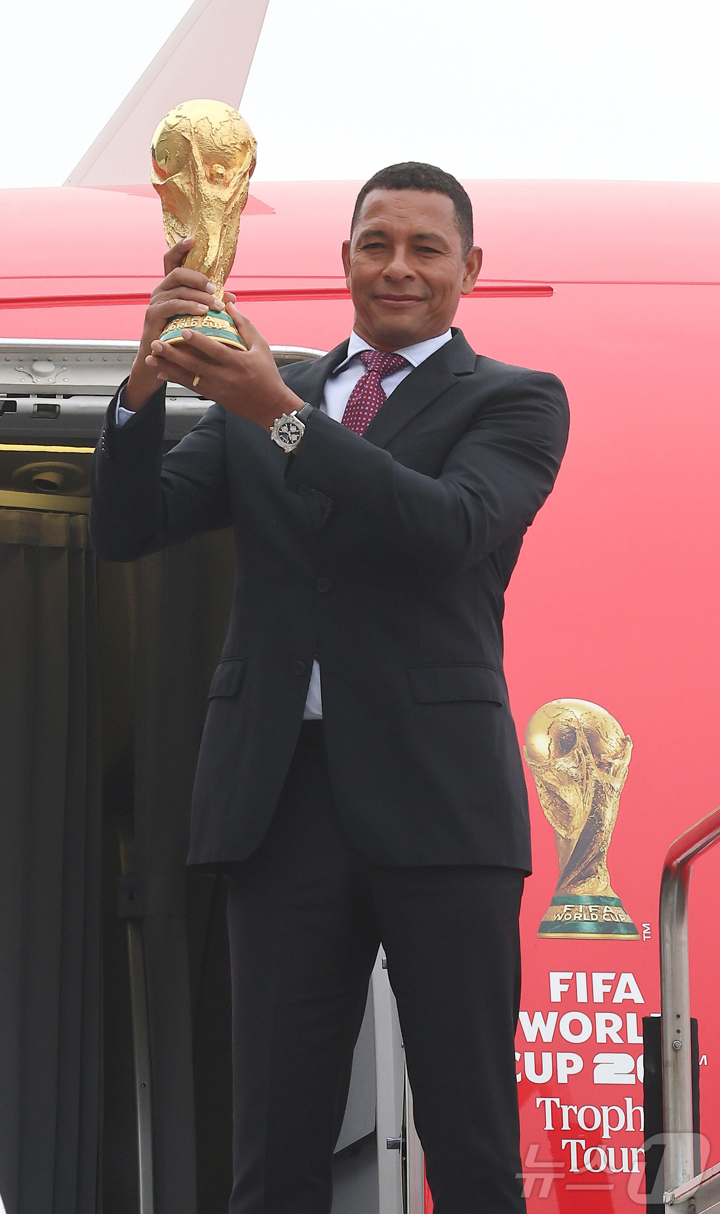 (서울=뉴스1) 공항사진기자단 = FIFA 전설적 인물인 전 브라질 축구 국가대표 선수 지우베르투 시우바가 16일 서울 김포 비즈니스 항공센터에서 열린 'FIFA 월드컵™ 트로피 …