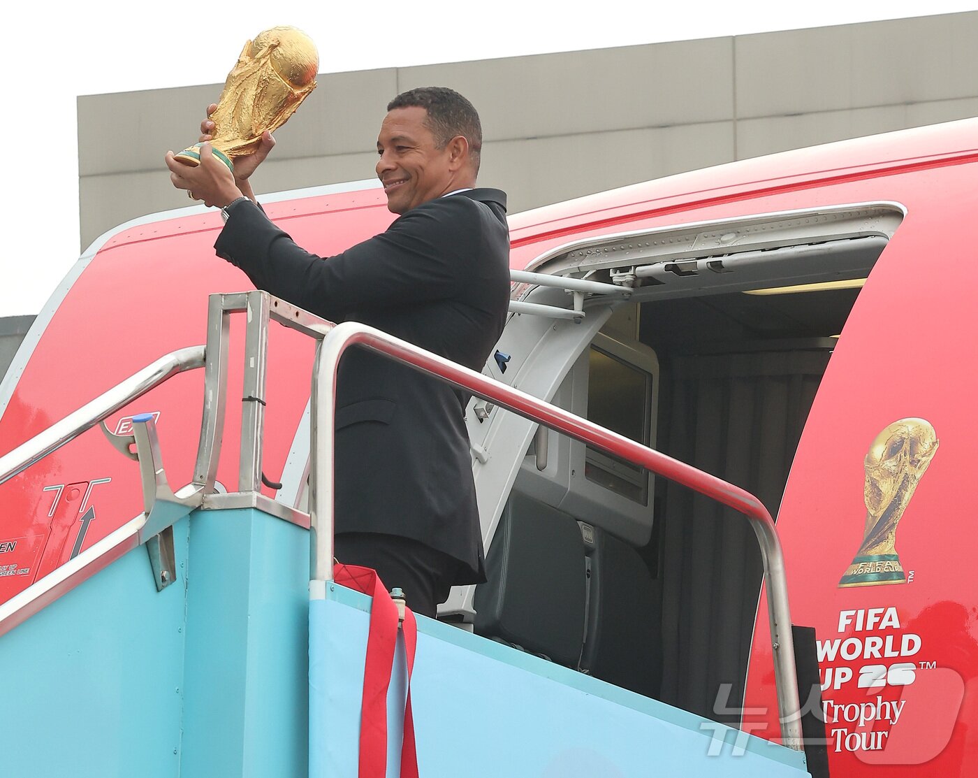 본문 이미지 - FIFA 전설적 인물인 전 브라질 축구 국가대표 선수 지우베르투 시우바가 16일 서울 김포 비즈니스 항공센터에서 열린 'FIFA 월드컵™ 트로피 투어 by 코카-콜라' 행사에 방한해 FIFA 월드컵 오리지널 트로피를 들어 올리며 포즈를 취하고 있다. 2026.1.16/뉴스1 ⓒ News1 공항사진기자단