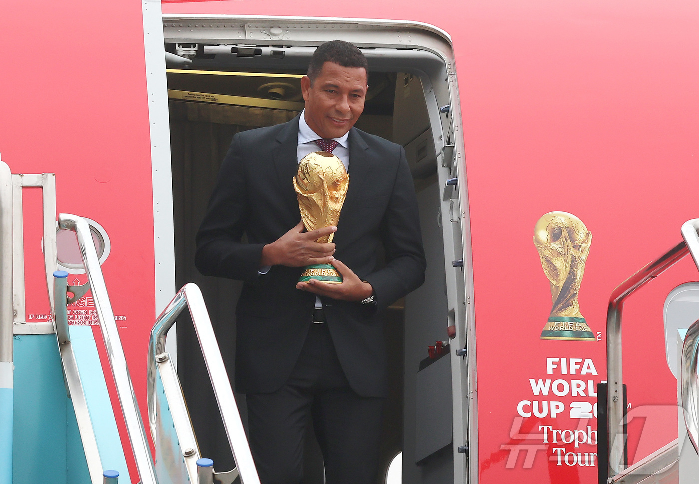 (서울=뉴스1) 공항사진기자단 = FIFA 전설적 인물인 전 브라질 축구 국가대표 선수 지우베르투 시우바가 16일 서울 김포 비즈니스 항공센터에서 열린 'FIFA 월드컵™ 트로피 …