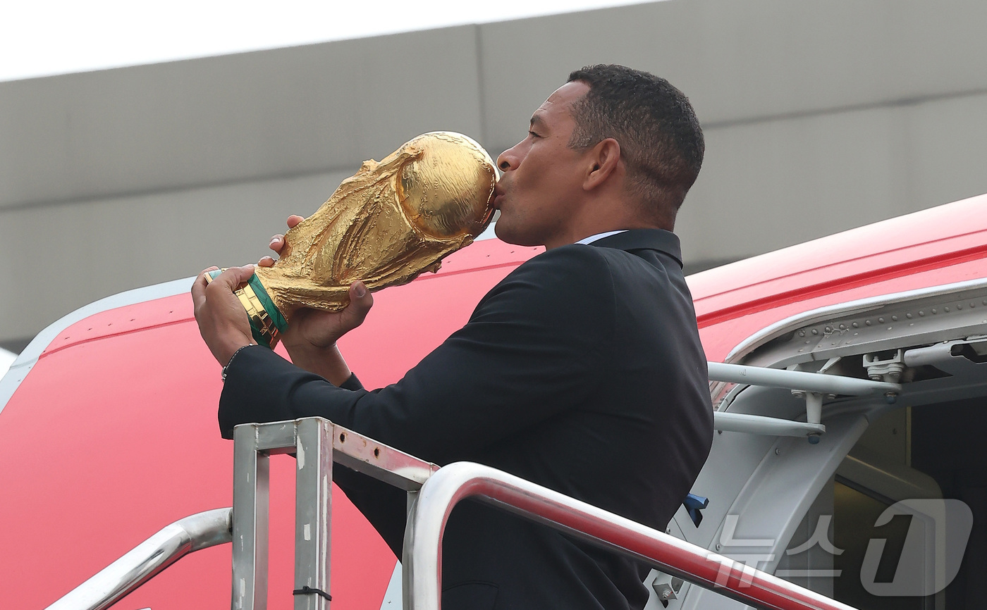 (서울=뉴스1) 공항사진기자단 = FIFA 전설적 인물인 전 브라질 축구 국가대표 선수 지우베르투 시우바가 16일 서울 김포 비즈니스 항공센터에서 열린 'FIFA 월드컵™ 트로피 …
