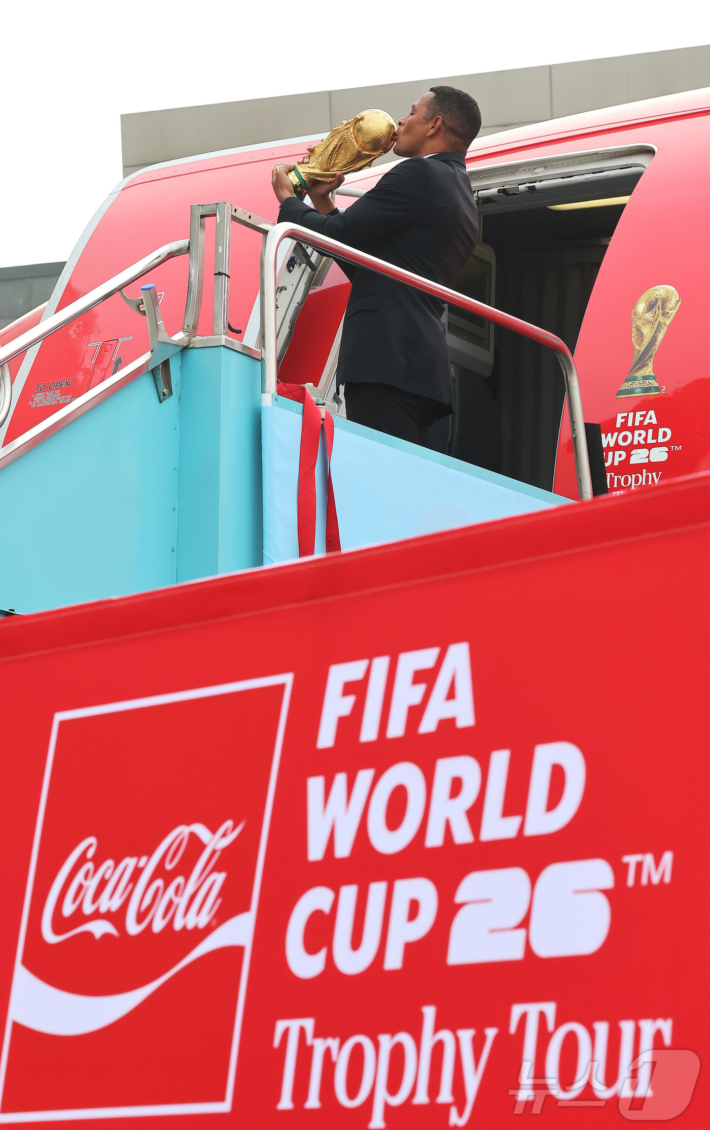 (서울=뉴스1) 공항사진기자단 = FIFA 전설적 인물인 전 브라질 축구 국가대표 선수 지우베르투 시우바가 16일 서울 김포 비즈니스 항공센터에서 열린 'FIFA 월드컵™ 트로피 …