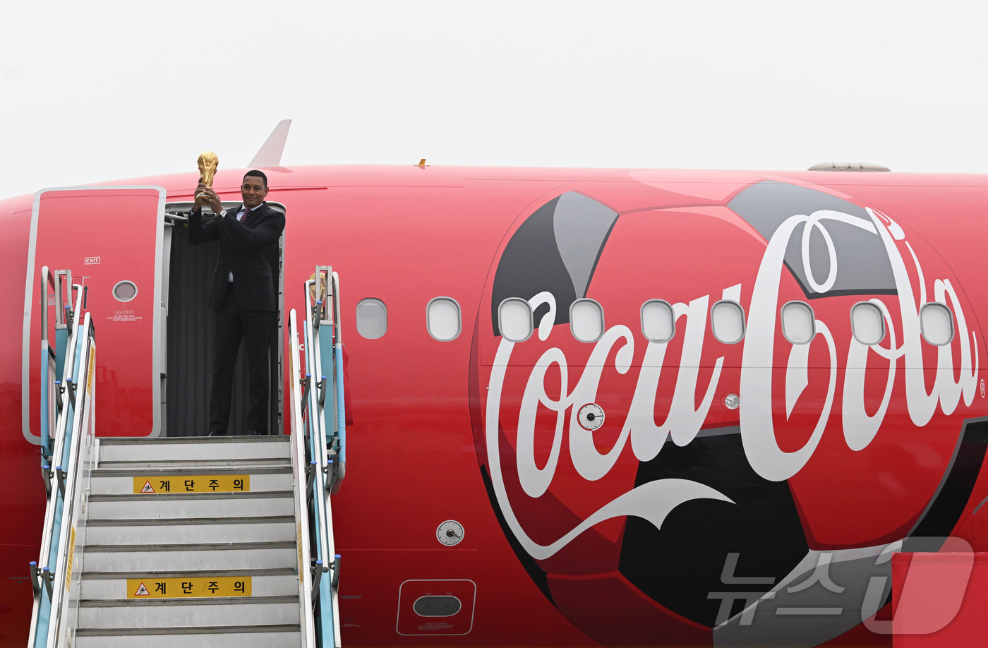 (서울=뉴스1) 공항사진기자단 = FIFA 레전드이자 전 브라질 축구 국가대표 선수 지우베르투 시우바가 16일 서울 강서구 김포비즈니스항공센터에서 ‘FIFA 월드컵™ 트로피 투어 …