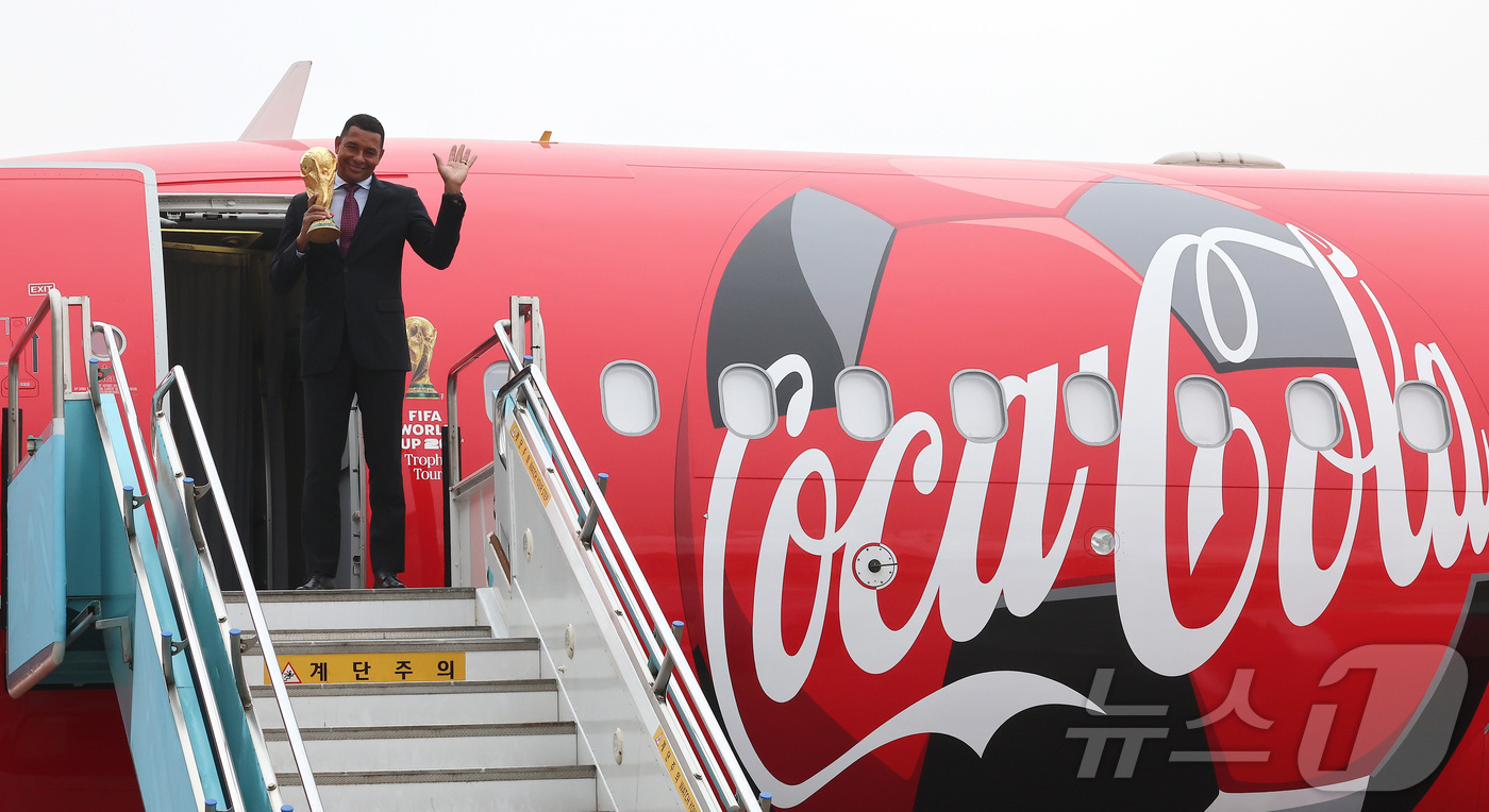 (서울=뉴스1) 공항사진기자단 = FIFA 전설적 인물인 전 브라질 축구 국가대표 선수 지우베르투 시우바가 16일 서울 김포 비즈니스 항공센터에서 열린 'FIFA 월드컵™ 트로피 …