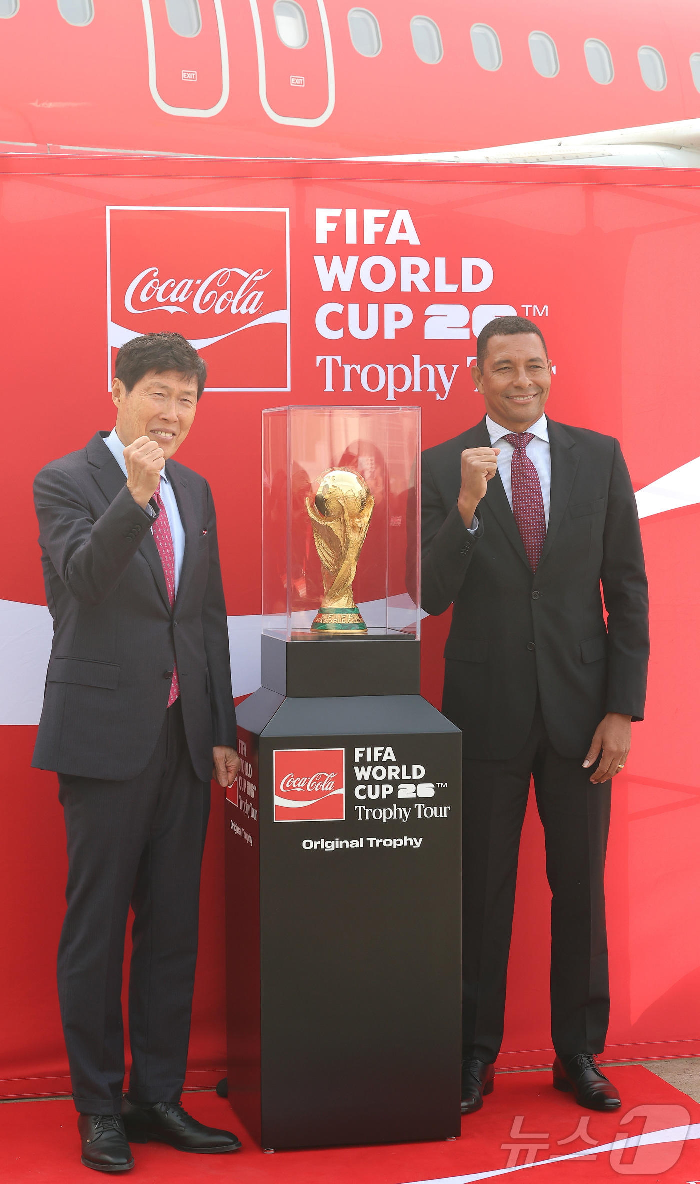 (서울=뉴스1) 공항사진기자단 = FIFA 전설적 인물인 전 브라질 축구 국가대표 선수 지우베르투 시우바가 16일 서울 김포 비즈니스 항공센터에서 열린 'FIFA 월드컵™ 트로피 …