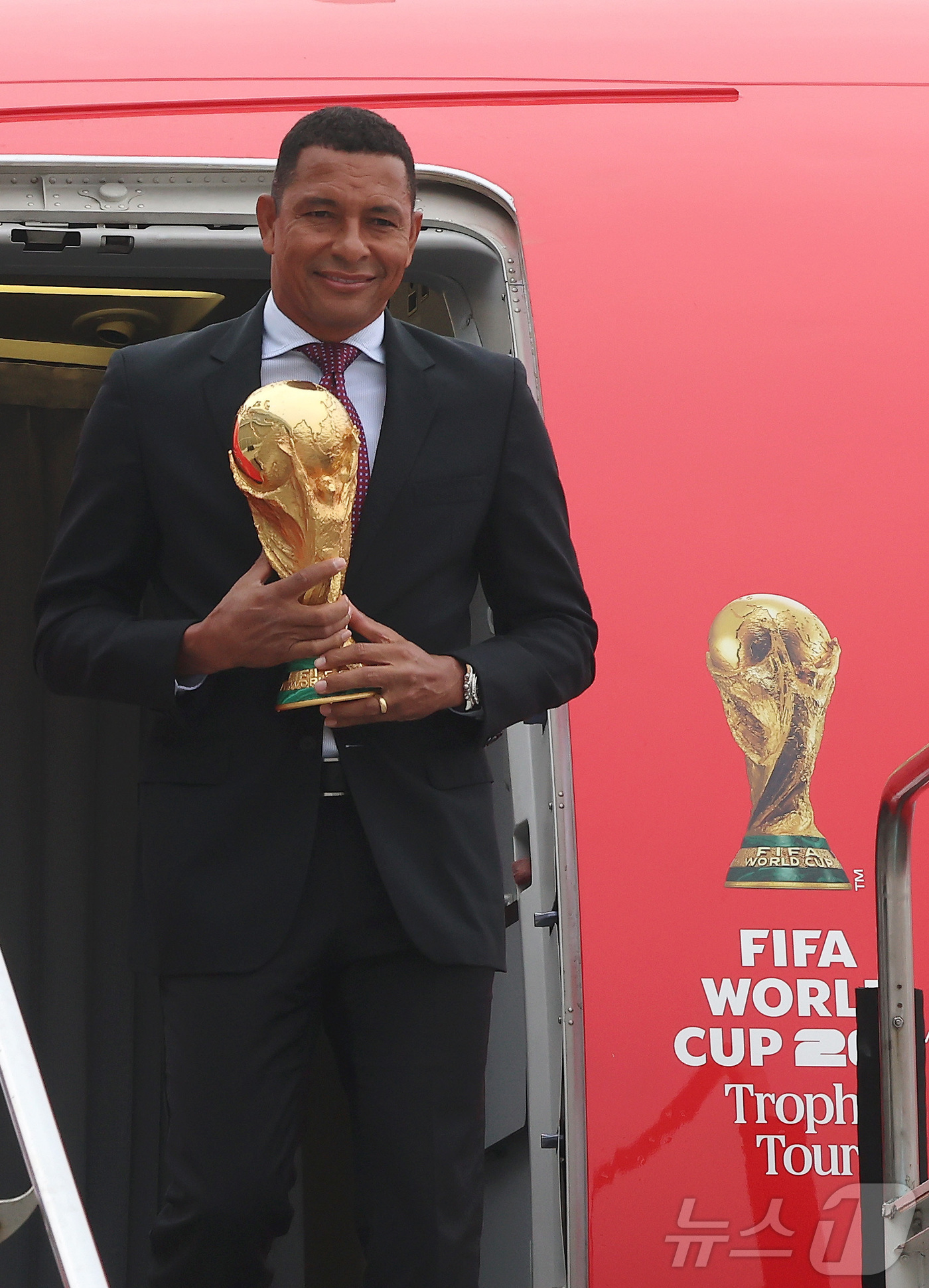 (서울=뉴스1) 공항사진기자단 = FIFA 전설적 인물인 전 브라질 축구 국가대표 선수 지우베르투 시우바가 16일 서울 김포 비즈니스 항공센터에서 열린 'FIFA 월드컵™ 트로피 …