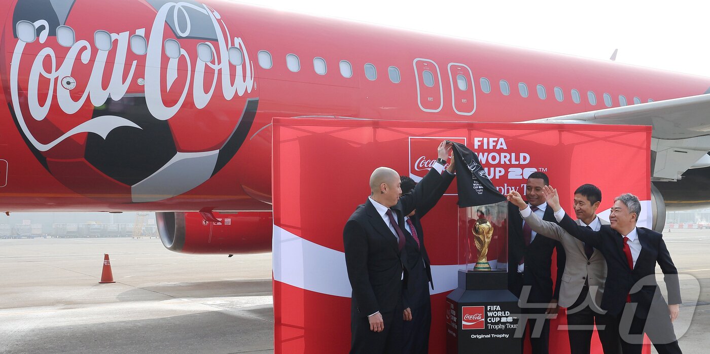 본문 이미지 - FIFA 레전드이자 전 브라질 축구 국가대표 선수 지우베르투 시우바가 ‘FIFA 월드컵™ 트로피 투어 by 코카-콜라’ 일정으로 방한해 2002 한·일 월드컵 한국 축구 국가대표 선수들과 함께 ‘오리지널 FIFA 월드컵™ 트로피’를 공개하고 있다.. 왼쪽부터 차두리 감독, 차범근 전 감독, 지우베르투 시우바, 이영표 해설위원, 이준엽 한국 코카콜라 대표. 2026.1.16/뉴스1 ⓒ News1 공항사진기자단