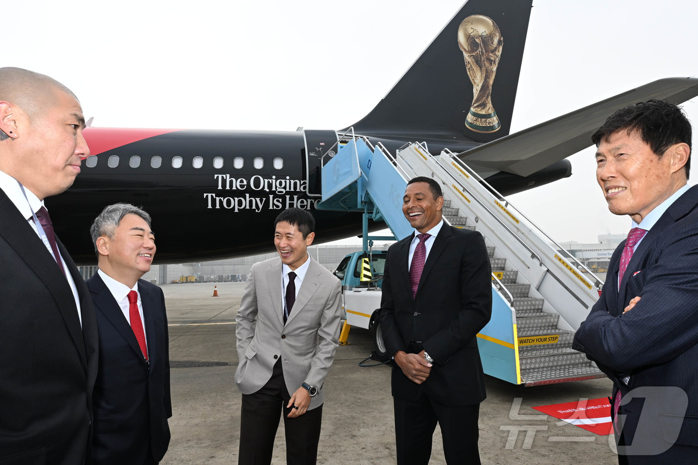 (서울=뉴스1) 공항사진기자단 = FIFA 레전드이자 전 브라질 축구 국가대표 선수 지우베르투 시우바(오른쪽 두 번째)가 ‘FIFA 월드컵™ 트로피 투어 by 코카-콜라’ 일정으로 …