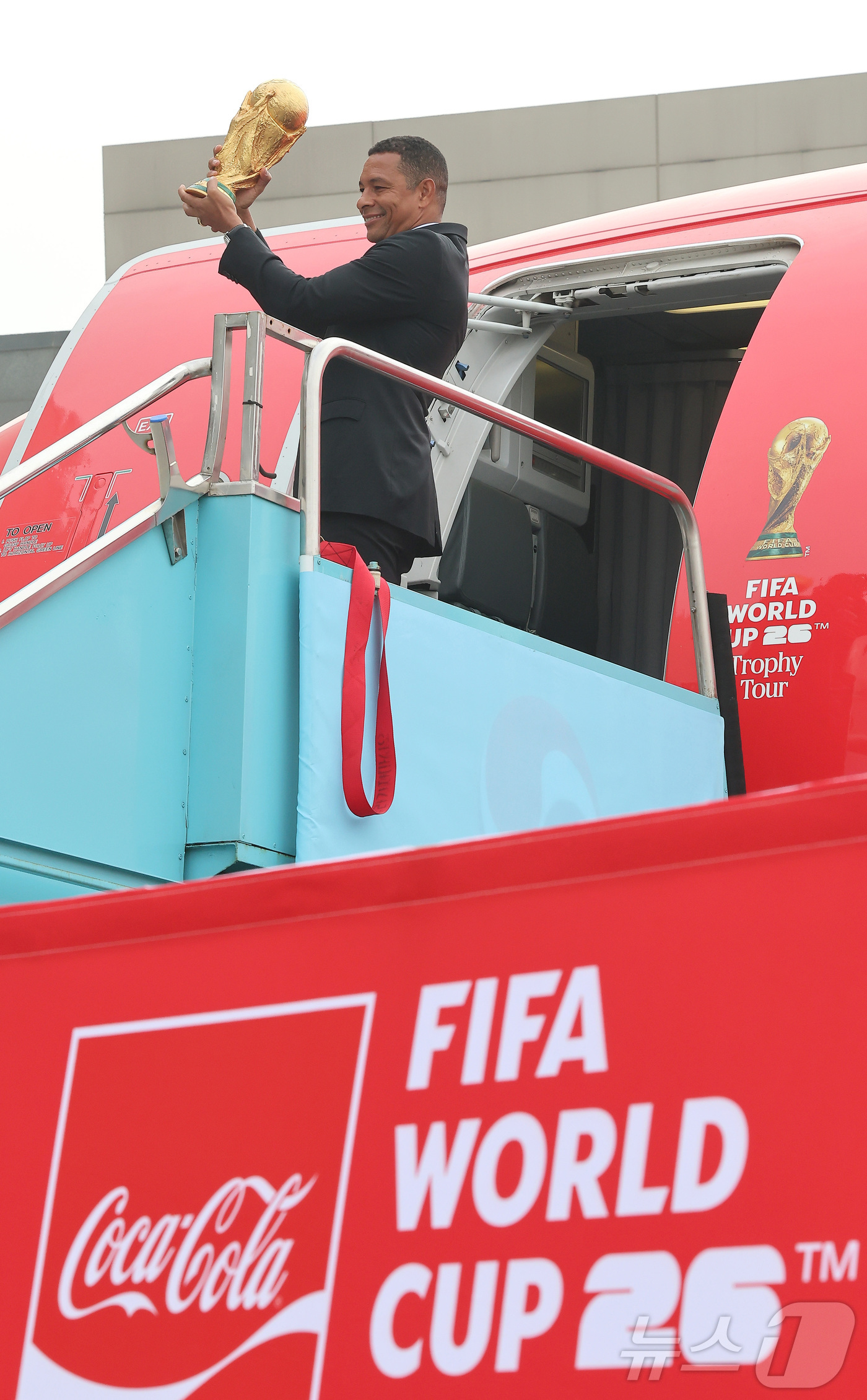 (서울=뉴스1) 공항사진기자단 = FIFA 전설적 인물인 전 브라질 축구 국가대표 선수 지우베르투 시우바가 16일 서울 김포 비즈니스 항공센터에서 열린 'FIFA 월드컵™ 트로피 …