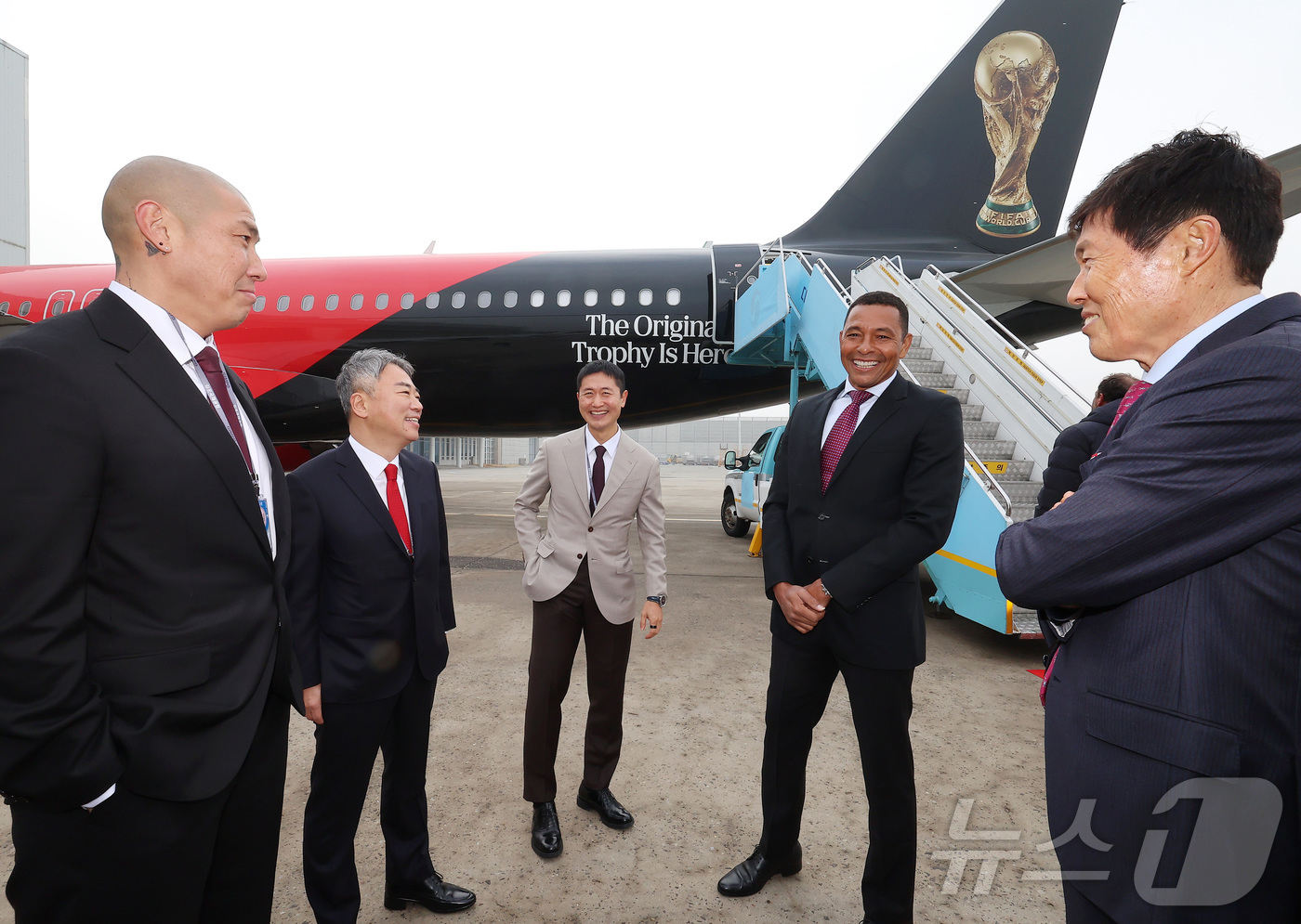 (서울=뉴스1) 공항사진기자단 = FIFA 전설적 인물인 전 브라질 축구 국가대표 선수 지우베르투 시우바가 'FIFA 월드컵™ 트로피 투어 by 코카-콜라' 일정으로 방한해 차범근 …