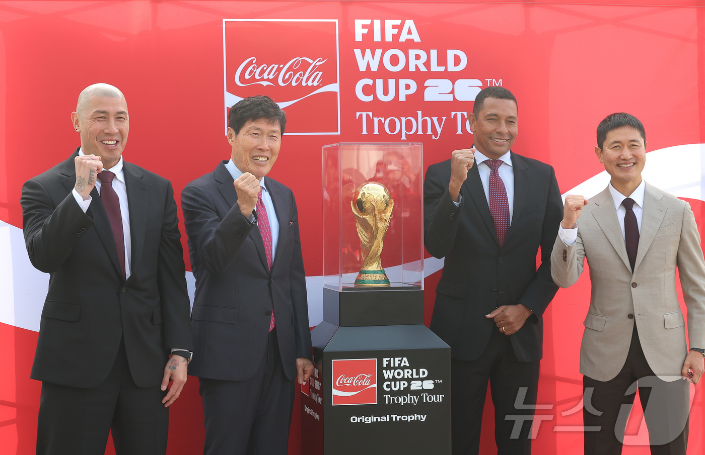 (서울=뉴스1) 공항사진기자단 = FIFA 레전드이자 전 브라질 축구 국가대표 선수 지우베르투 시우바가 16일 서울 강서구 김포비즈니스항공센터에 주기된 전세기에서 2002 한·일 …