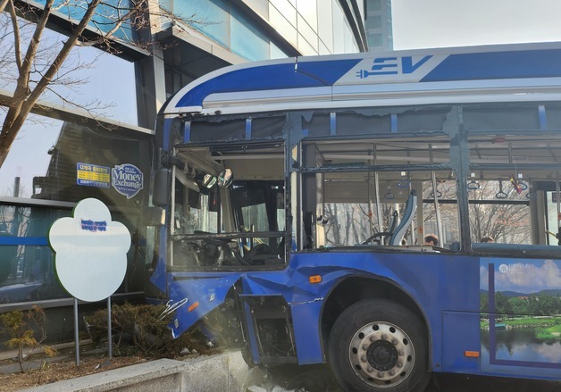 서울 서대문역 인근 건물로 시내버스 돌진…4명 부상