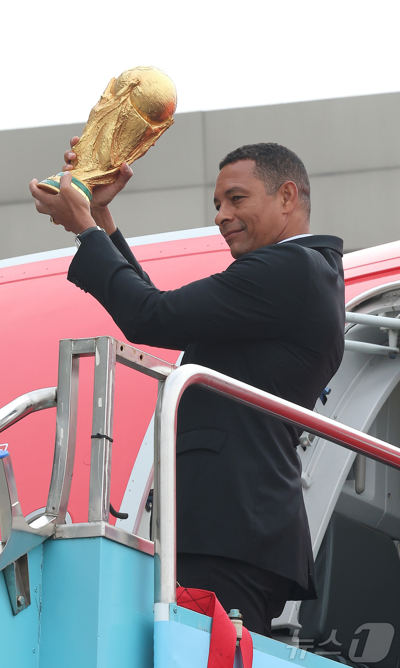 (서울=뉴스1) 공항사진기자단 = FIFA 전설적 인물인 전 브라질 축구 국가대표 선수 지우베르투 시우바가 16일 서울 김포 비즈니스 항공센터에서 열린 'FIFA 월드컵™ 트로피 …