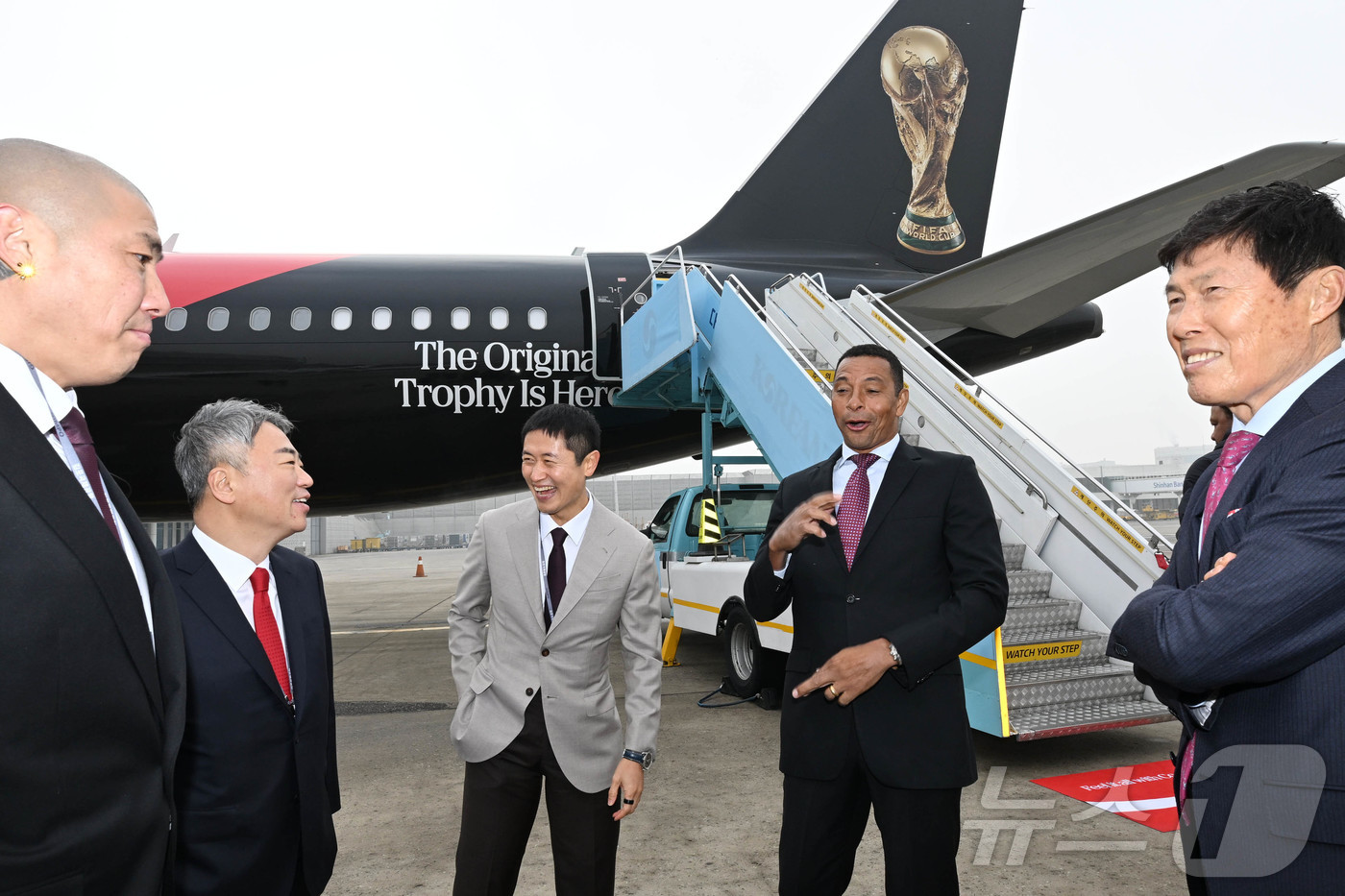 (서울=뉴스1) 공항사진기자단 = FIFA 레전드이자 전 브라질 축구 국가대표 선수 지우베르투 시우바(오른쪽 두 번째)가 ‘FIFA 월드컵™ 트로피 투어 by 코카-콜라’ 일정으로 …