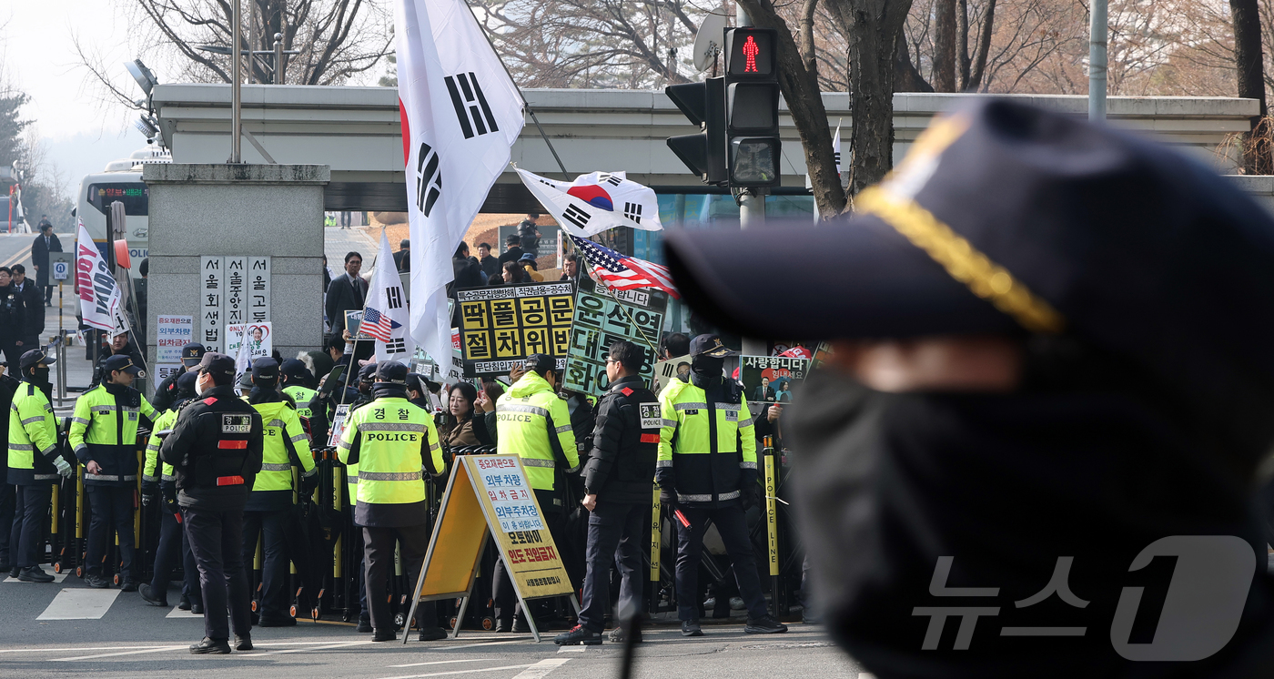 (서울=뉴스1) 김진환 기자 = 윤석열 전 대통령의 고위공직자범죄수사처(공수처) 체포영장 집행 방해 및 국무위원 심의권 침해 혐의 1심 선고 재판이 열리는 16일 오후 서울 서초구 …