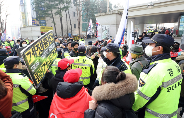 석방 촉구하는 윤 전 대통령 지지자들