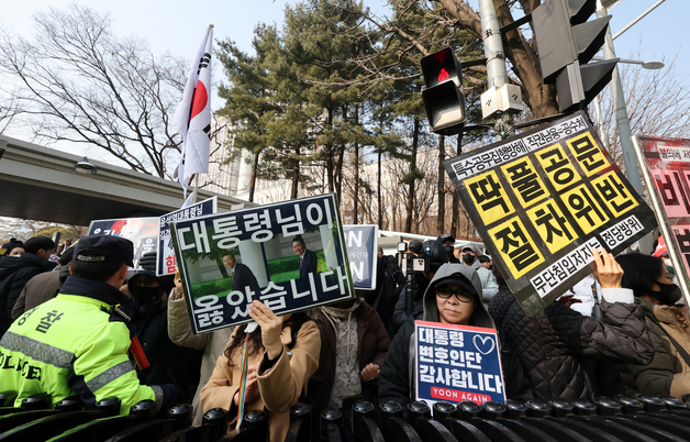 석방 촉구하는 윤 전 대통령 지지자들