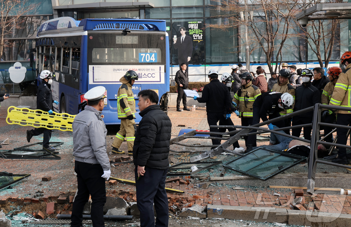 (서울=뉴스1) 황기선 기자 = 16일 오후 서울 중구 NH농협은행 본점영업부를 시내버스가 들이받는 사고가 발생해 경찰과 소방당국이 이를 수습하고 있다. 2026.1.16/뉴스1
