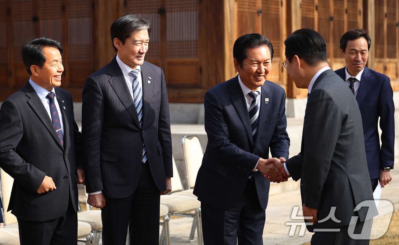 (서울=뉴스1) 허경 기자 = 이재명 대통령이 16일 청와대 상춘재에서 열린 정당 지도부 초청 오찬에서 정청래 더불어민주당 대표와 악수를 나누고 있다. (청와대통신사진기자단) 20 …