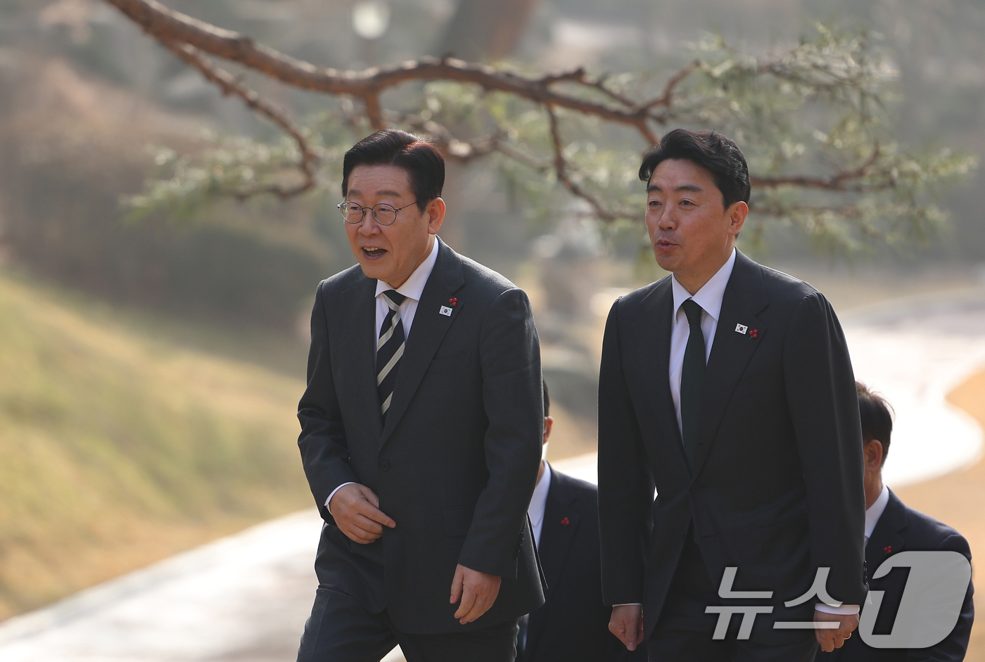 (서울=뉴스1) 허경 기자 = 이재명 대통령이 16일 청와대 상춘재에서 열린 정당 지도부 초청 오찬에 참석하기 위해 이동하고 있다. (청와대통신사진기자단) 2026.1.16/뉴스1 …