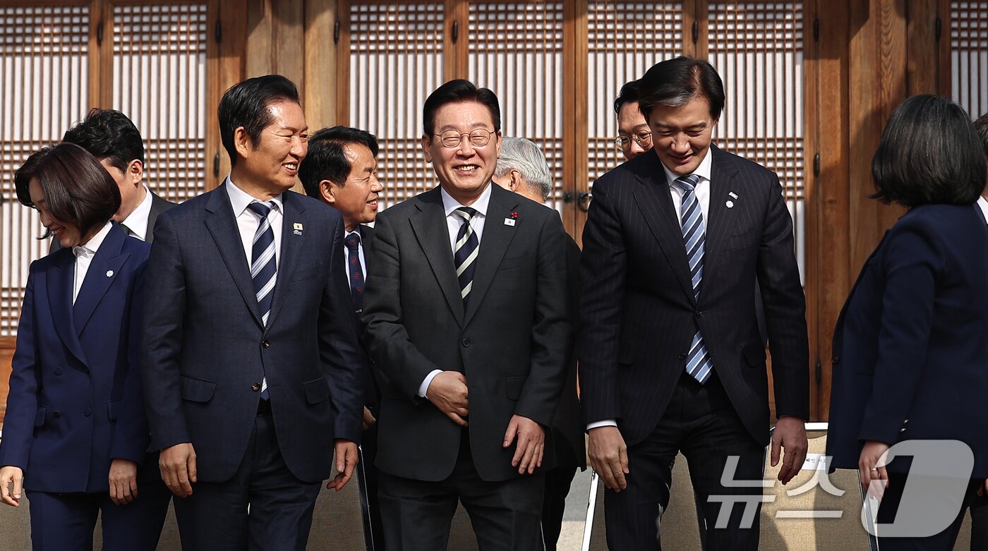 본문 이미지 - 이재명 대통령이 16일 청와대 상춘재에서 열린 정당 지도부 초청 오찬에서 기념촬영을 마치고 정청래 더불어민주당 대표, 조국 조국혁신당 대표와 나란히 이동하고 있다. (청와대통신사진기자단) 2026.1.16/뉴스1 ⓒ News1 허경 기자